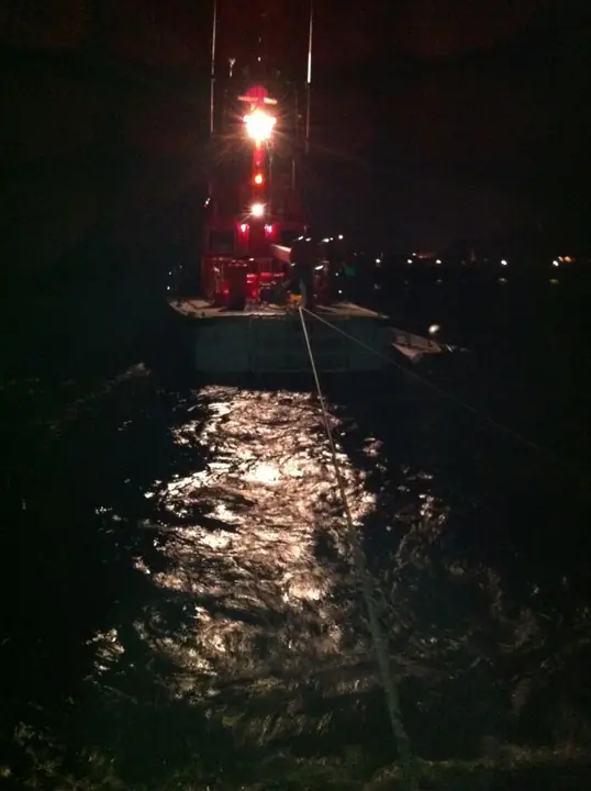 Night towing operation from the working vessel