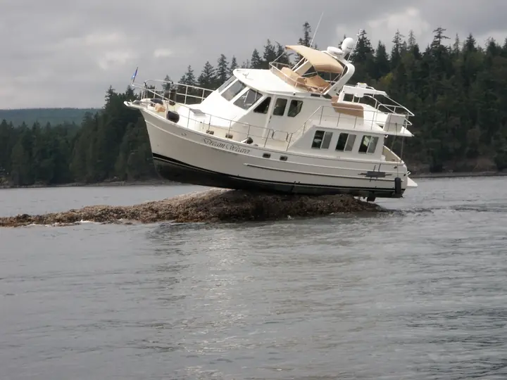 Recreational vessel grounded on a rock during a response