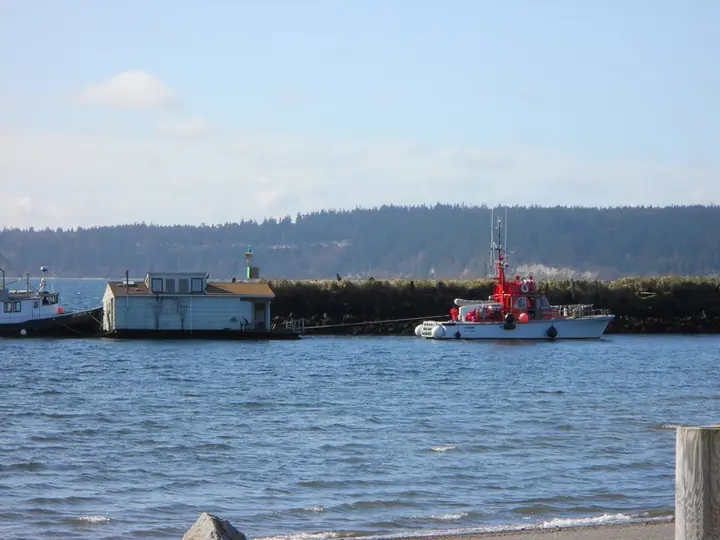 CASCADE alongside a houseboat during a tow