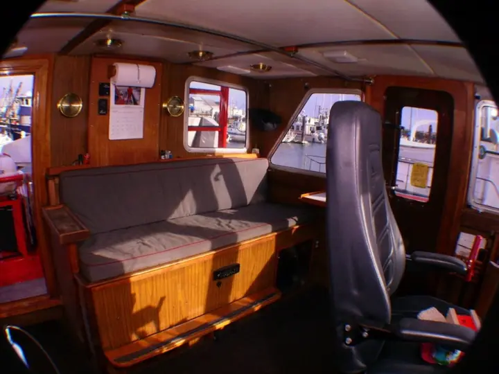 CASCADE pilothouse seating and navigation area